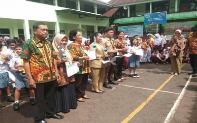 Kepala Sekolah dan Guru SDIT Alkhairiyah Mendapat Predikat Guru berprestasi